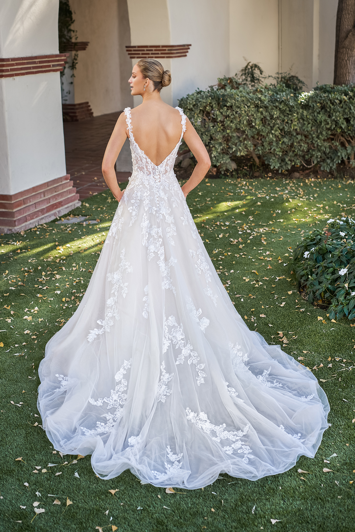 Abito da sposa lungo fino al pavimento con colletto a forma di cuore, pizzo ricamato con perline
